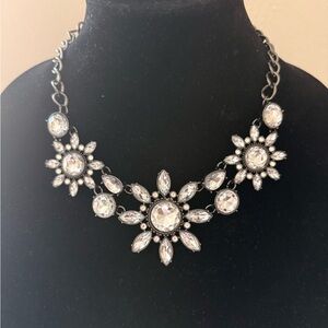 NWT Gorgeous Silver Floral Rhinestones Necklace